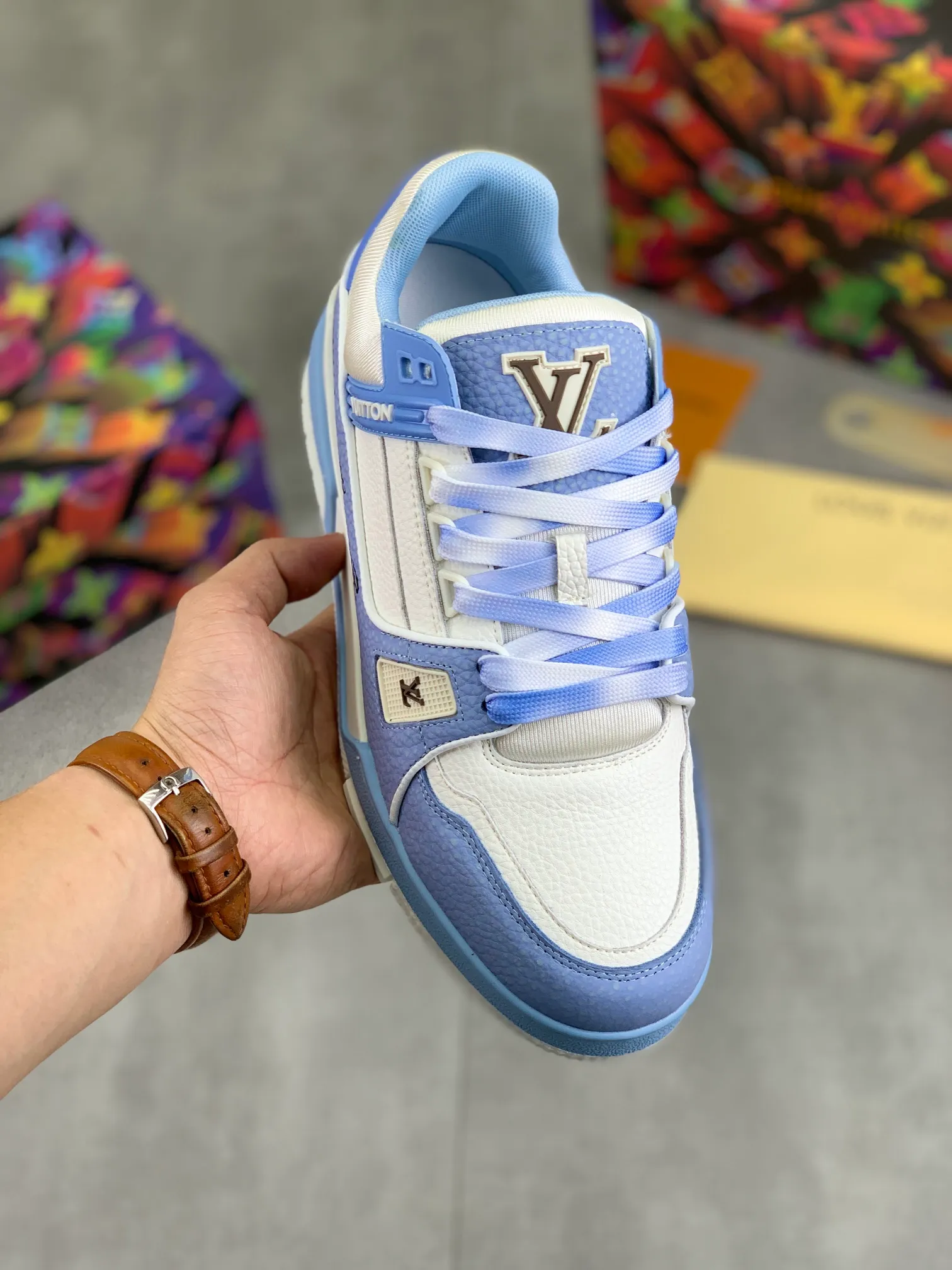Men's men's shoes 💰P580 New style 💰💎💎Latest color High version 2025Louis*Vuitto* LV Traine Catwalk TRAINER outsole and fabric private model A shoe that definitely costs a lot of money and effort. This series was designed after the arrival of Vifgil. It is favored by many fans every season. Original TPU outsole Original packaging Color: black Available in white (available from stock, super fast shipping) Code number: 35-46
